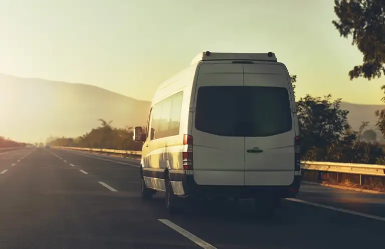 jadący biały bus 2