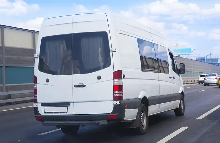 jadący biały bus 3