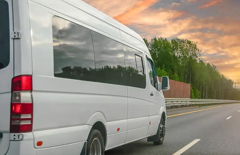 jadący biały bus