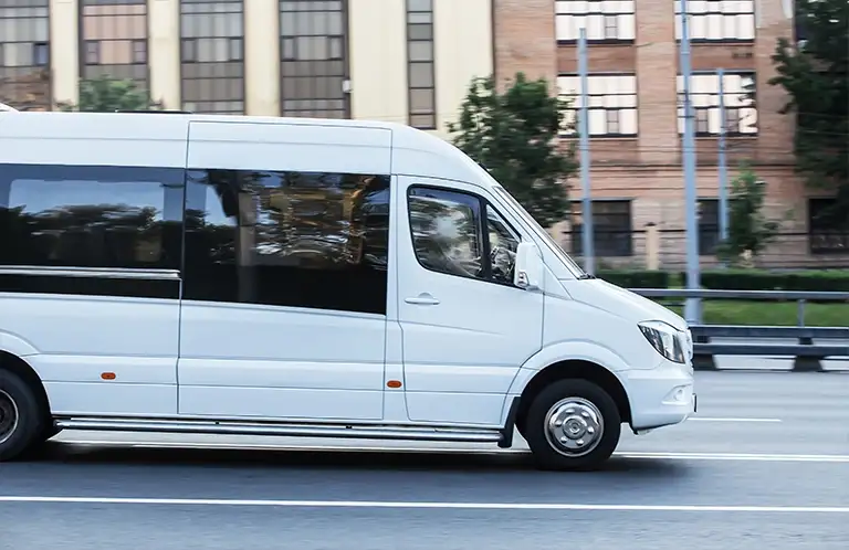biały bus ma ulicy
