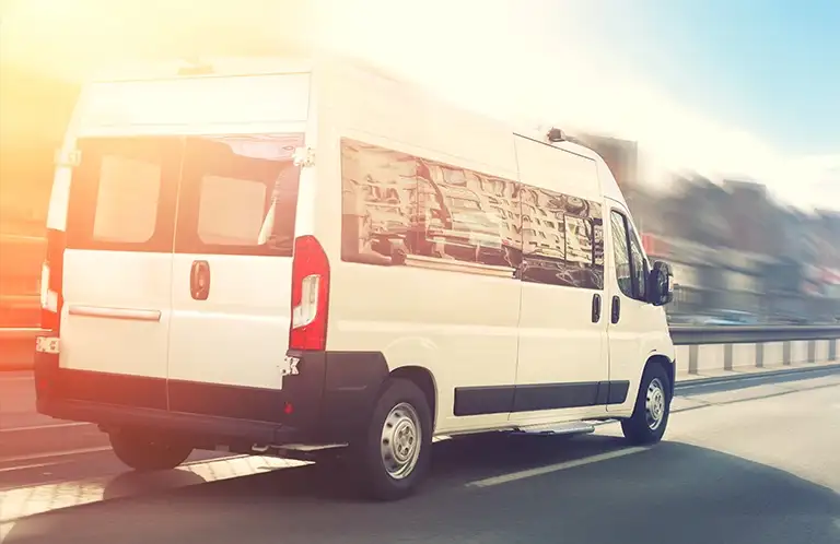 biały bus