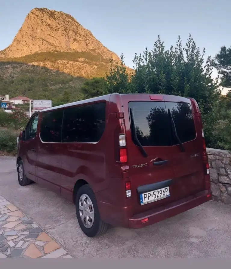 bordowy bus