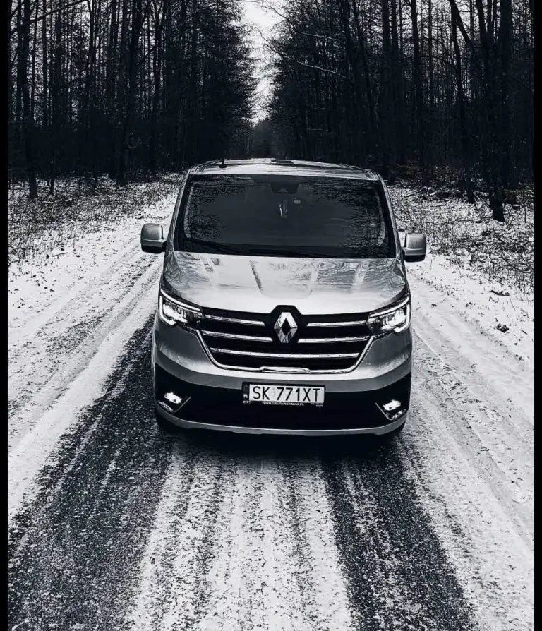 jadące autokary